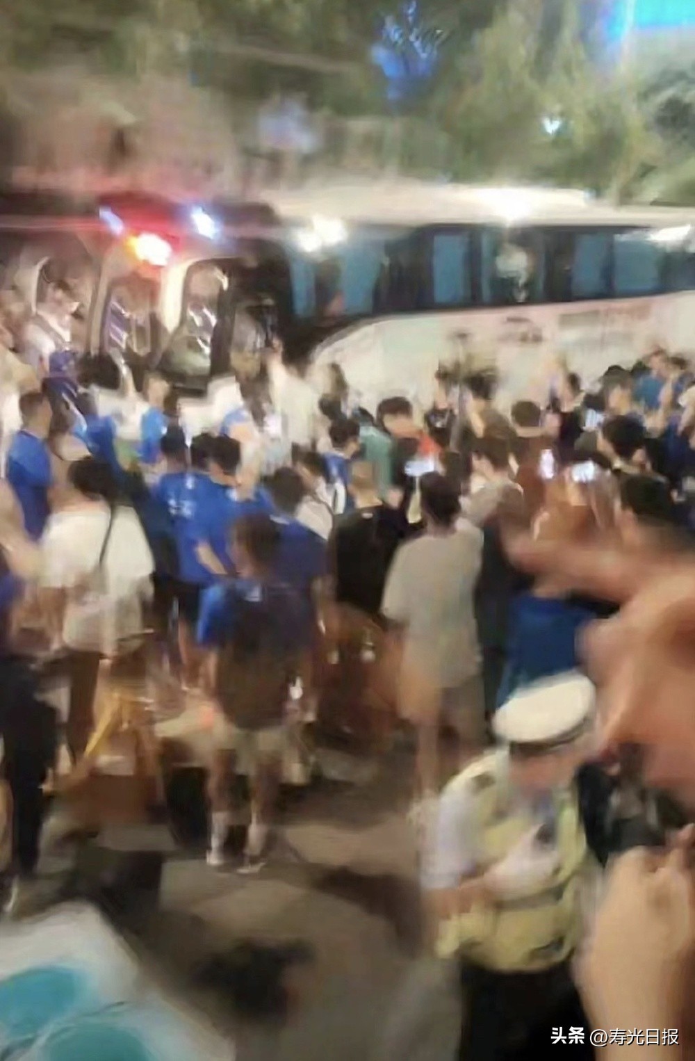 火爆！三镇球迷赛后围堵泰山远征军大巴，齐声要求道歉，有人投掷杂物