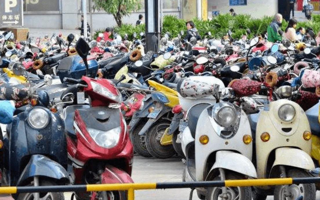 大爷把电动车当废铁回收,回收废旧电动车有多暴利