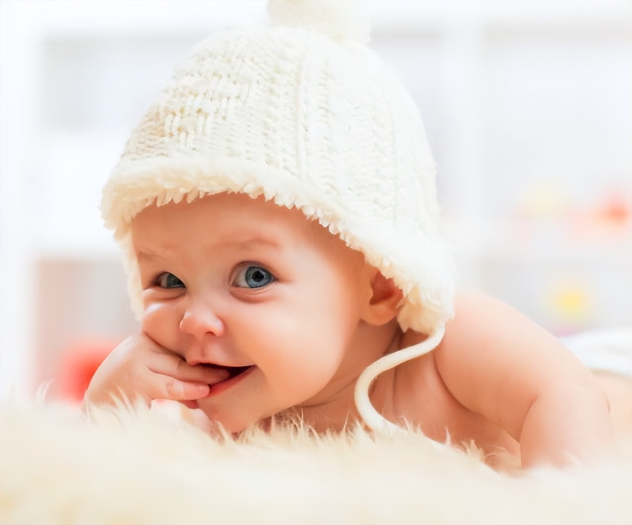 宝宝喜欢吃手怎么办一岁,三个月吃手要不要纠正