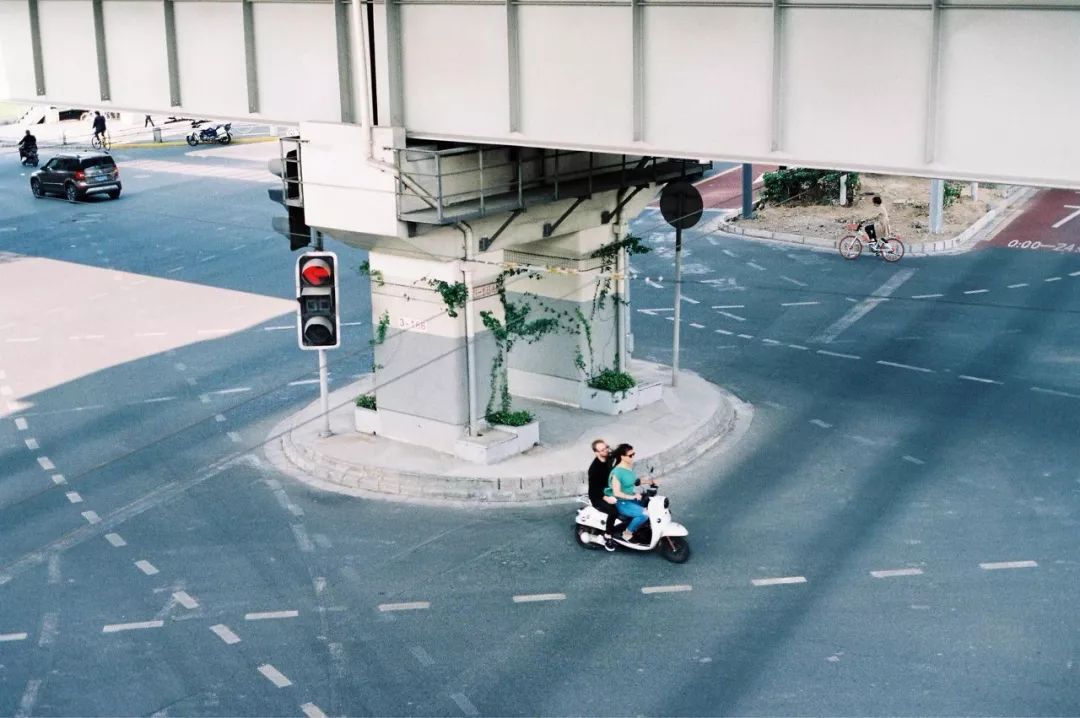 知乎高赞热帖：“年轻人只有晚上的时间才是自己的，舍不得睡。”