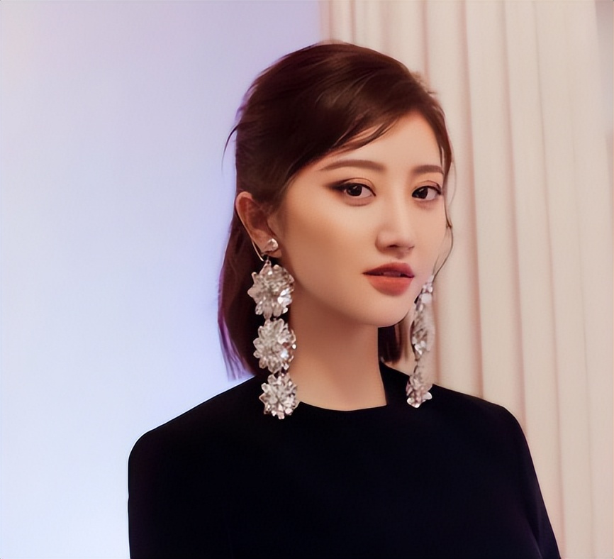 强捧不红景甜：坐拥3.5亿豪宅被张继科拒婚，资源逆天金主成谜