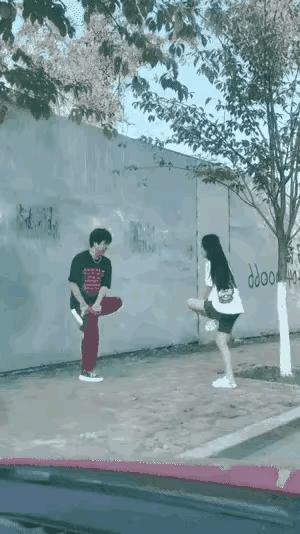 想问这姑娘衣服在哪买的,会不会挨揍?亮点