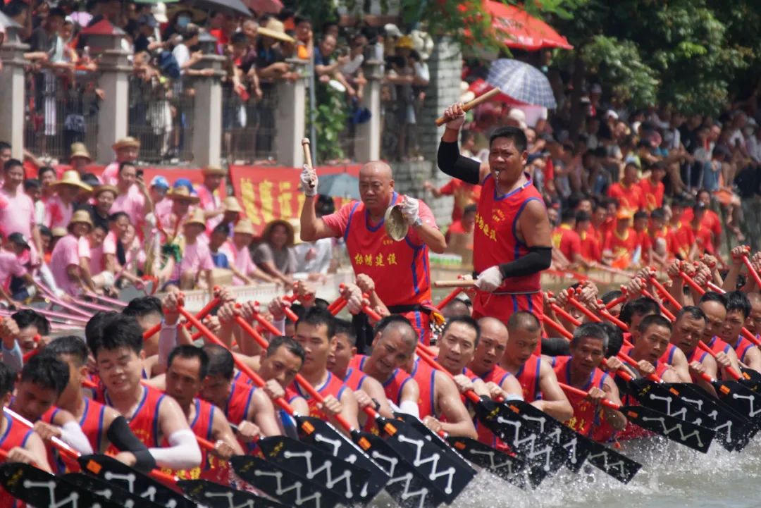 鹤山龙舟赛网红小哥哥男儿当自强,鹤山龙舟赛网红小哥哥一夜爆火