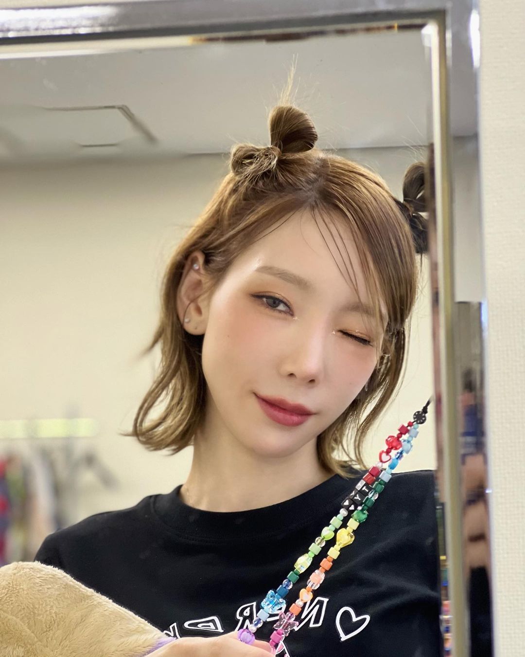 把头发都弄乱了,把头发稍微弄卷一点