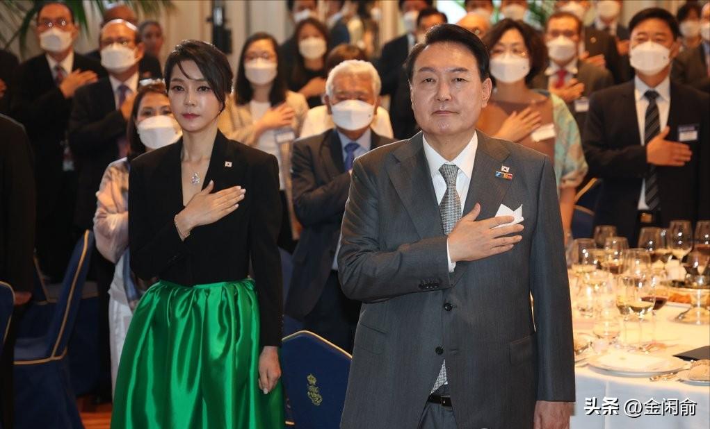 韩第一夫人穿军装被批抢总统风头,韩第一夫人穿军装被批