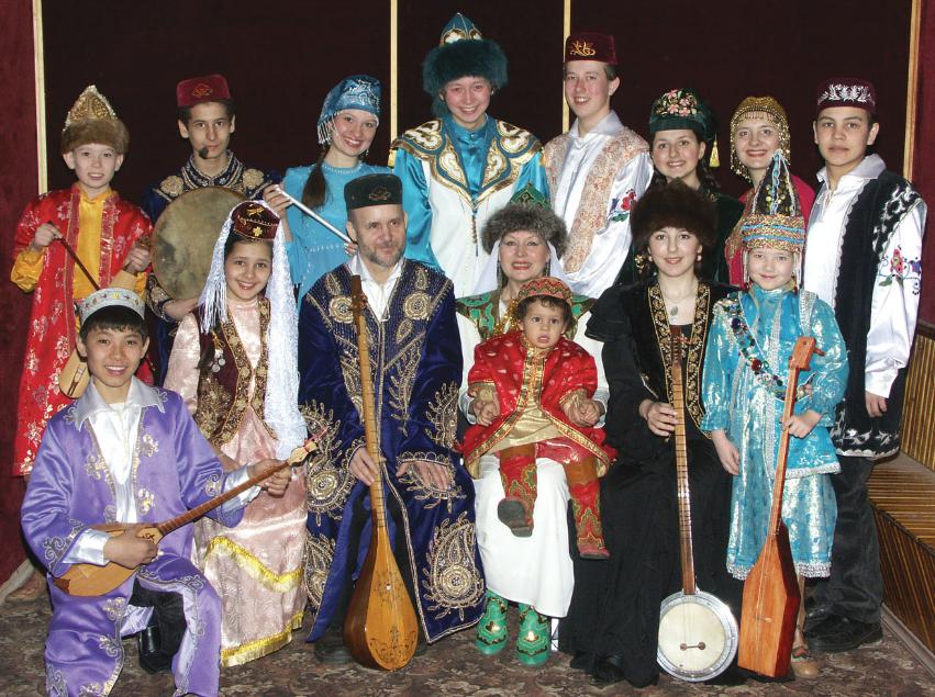 中国俄罗斯族，1.5万人，一头金发高鼻梁深眼窝，一口流利普通话