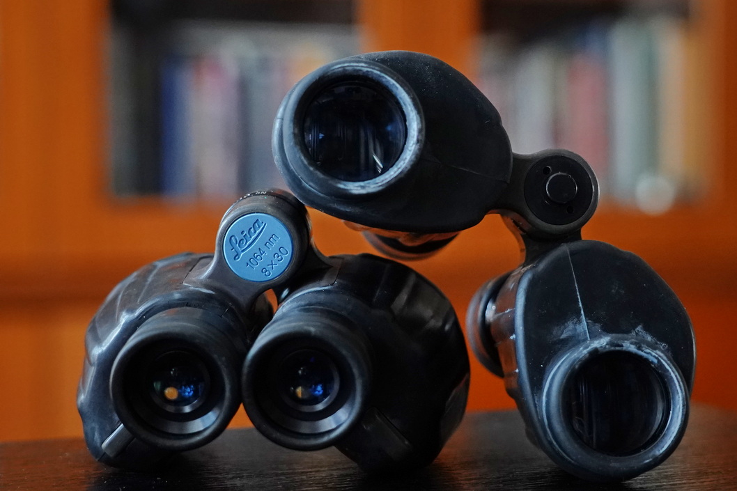 一树梨花压海棠：是*用军**望远镜好？还是名牌望远镜好？