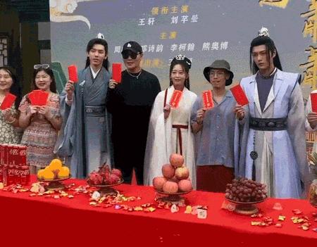 富婆为圆明星梦出资找小鲜肉演情侣？开机时男主一脸“生无可恋”