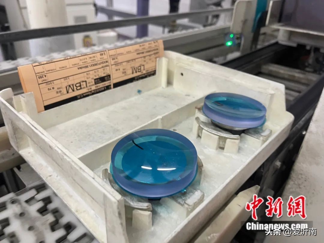 两只眼镜镜片种类不一样可以吗,两副眼镜为啥有一副镜片更透