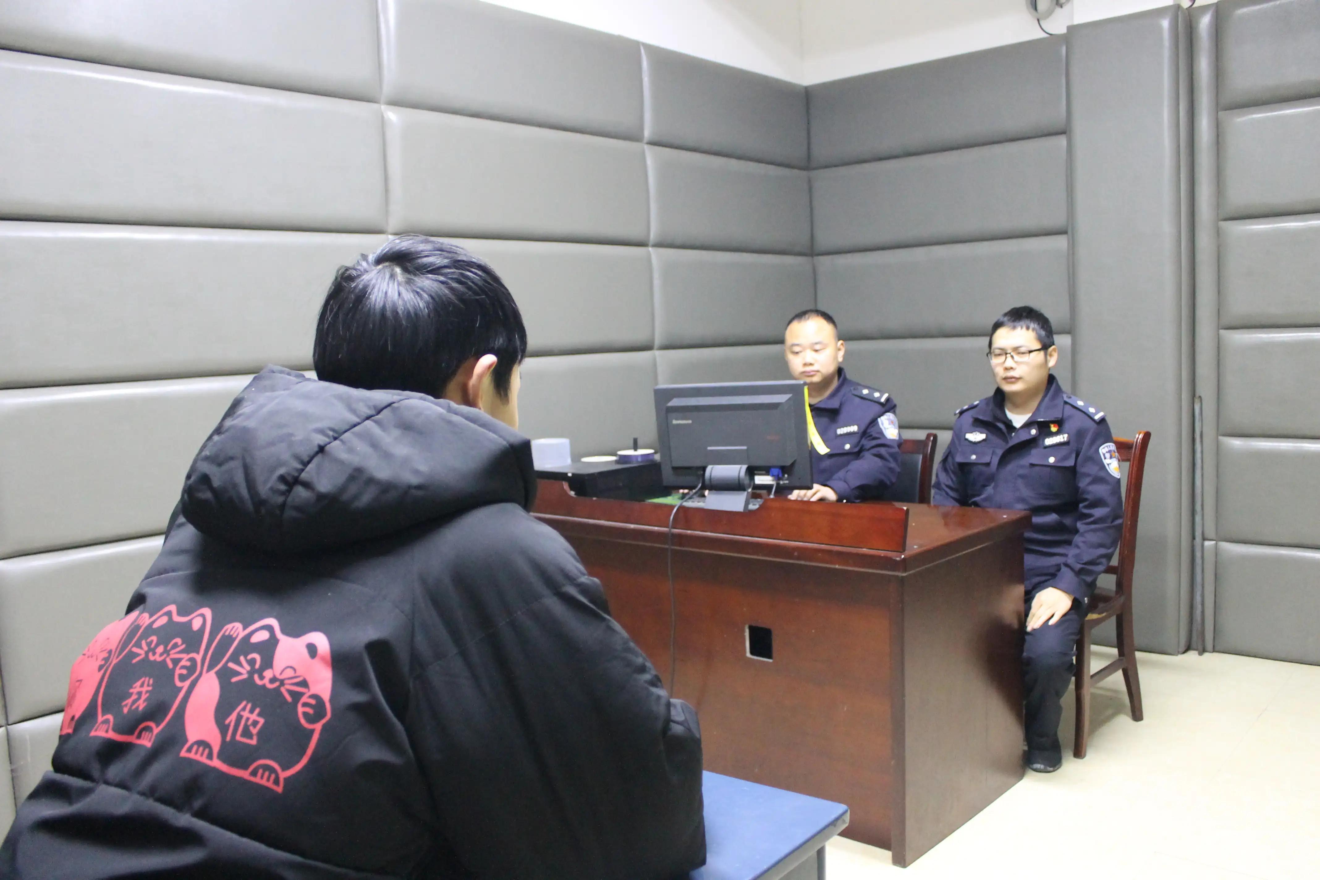 村民家的宠物狗叼回来一根脚趾头，牵扯出背后一起杀人抛尸长江案