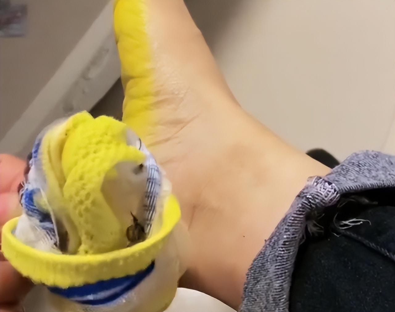 女子夜市买双袜子,一女子穿袜子掉色