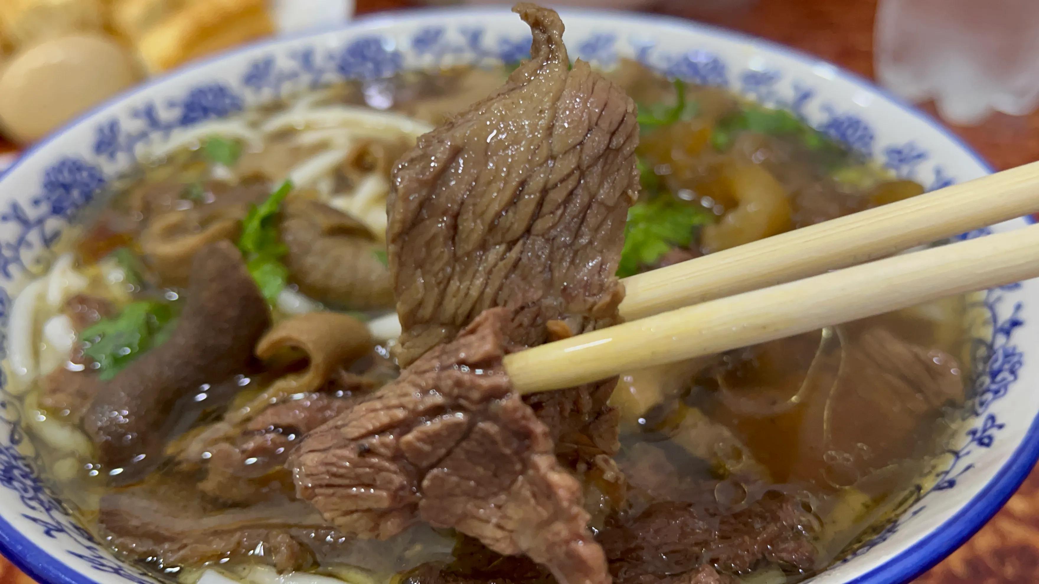 武汉最好吃的牛肉粉在哪里,武汉牛肉粉汤底