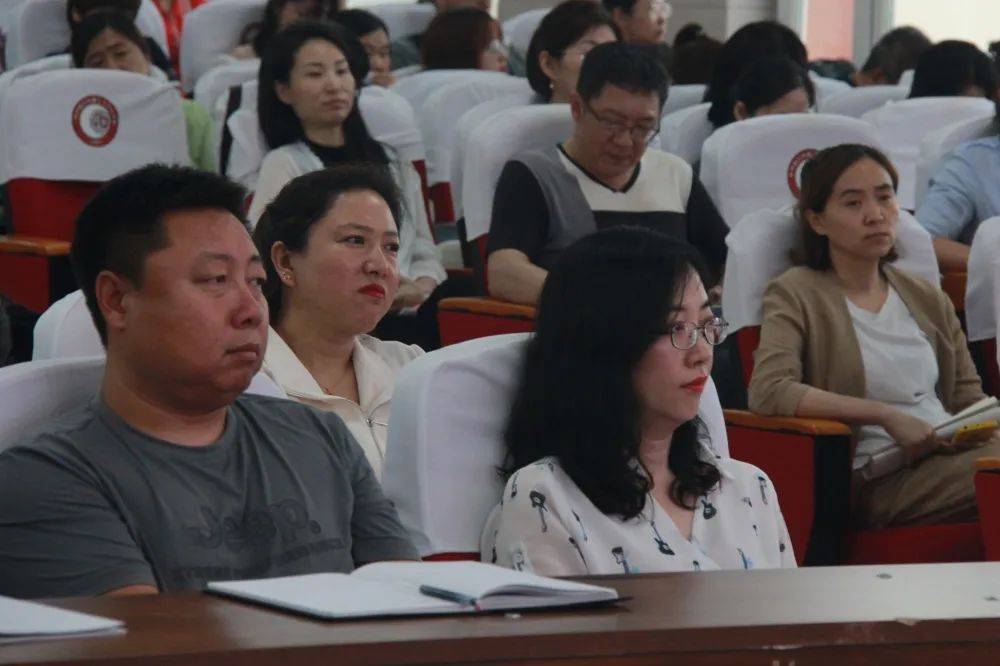 做快乐教师享幸福人生——齐市第二十九中学邀请专家讲座纪实