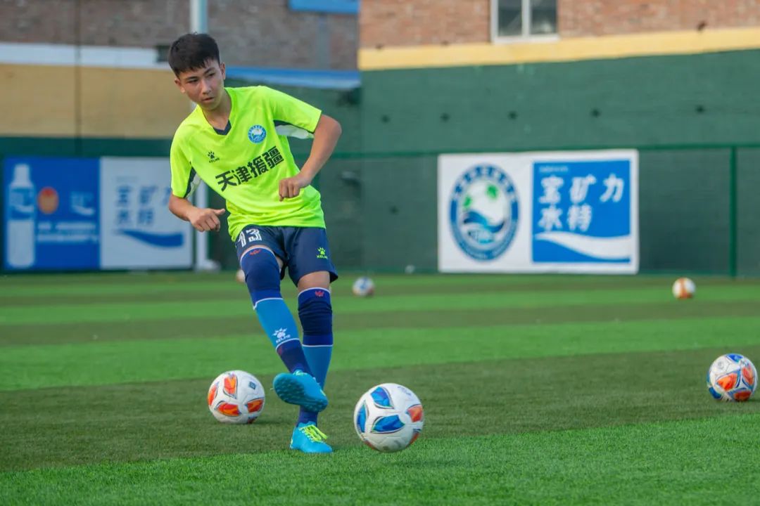“十城带百县”助力乡村振兴|*疆新**和田足球小巴郎感受天津足协外教训练指导现场观战津超赛事