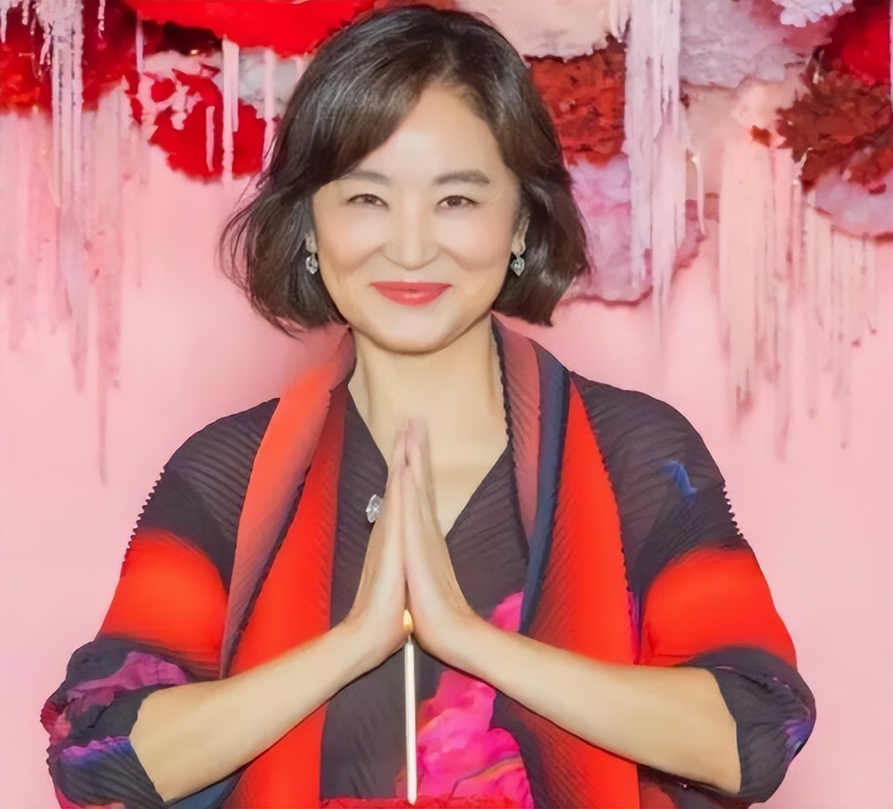 60岁林青霞素颜近照曝光,68岁的林青霞近照曝光她又变了