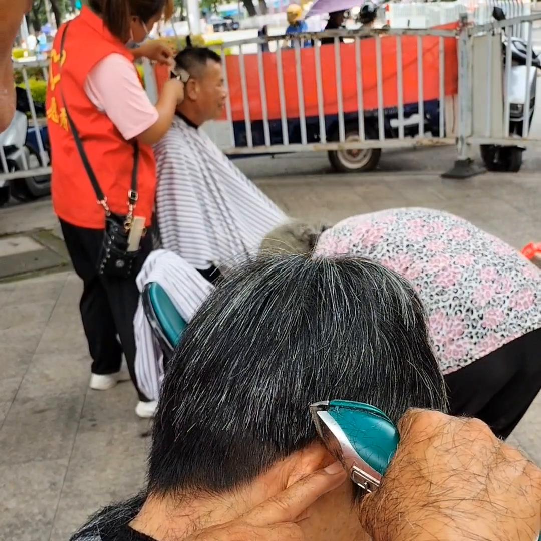 刚刚能扎起来的短发的修剪步骤,时尚减龄女士短碎发修剪教程视频