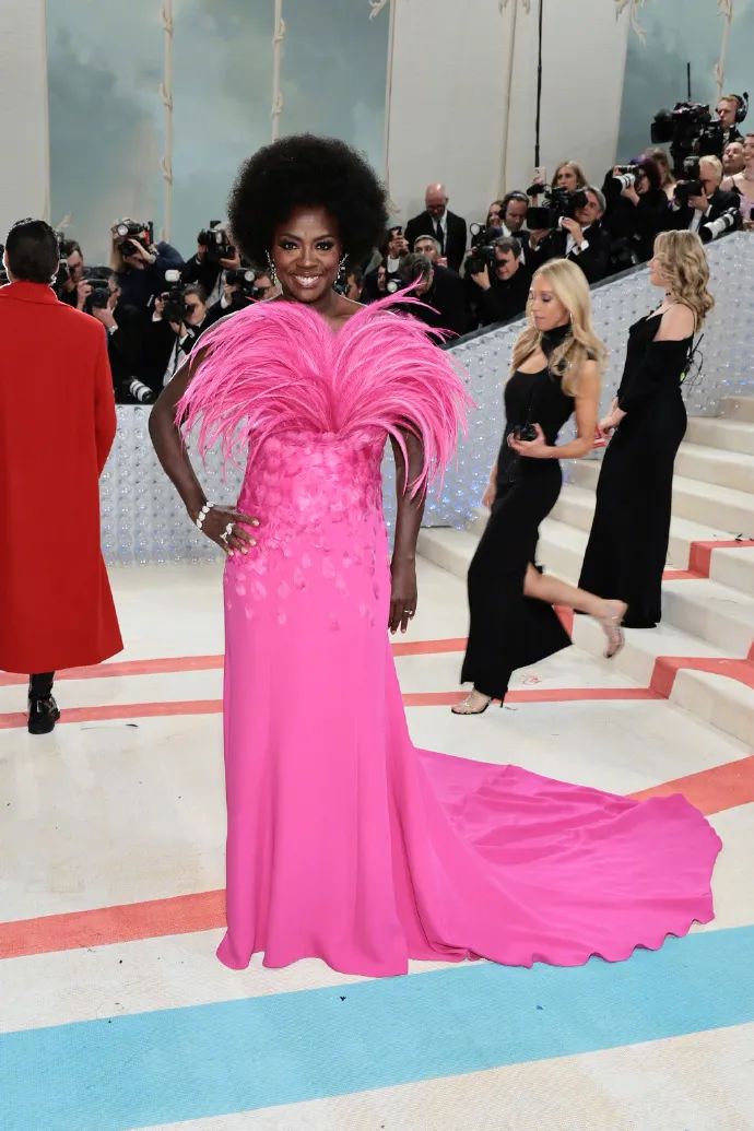 拖把头、海底生化人穿搭，美国这最受瞩目的一夜，如“群魔乱舞”