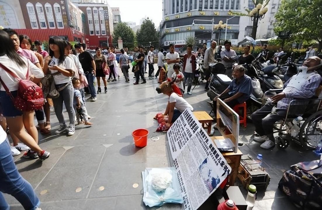 女孩街头扮牛乞讨救父是哪里的,15岁少女街头扮牛救父怎样感叹