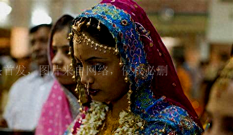 印度孕妇分娩大出血被放到木板上拖行7公里求医,惨死在医院门口