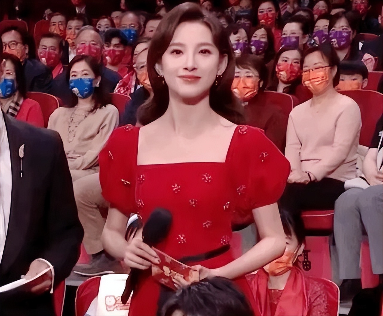 春晚主持人董卿周涛朱迅李思思,春晚主持人董卿朱迅周涛