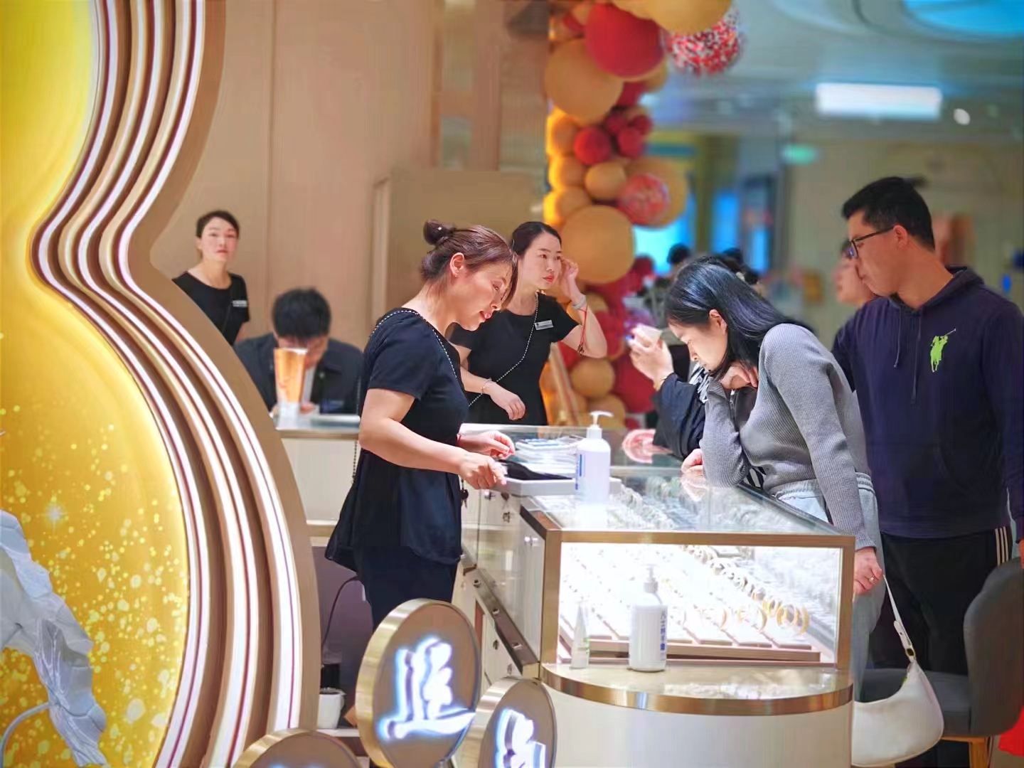 买黄金首饰到哪家店,买黄金珠宝首饰有哪些品牌店