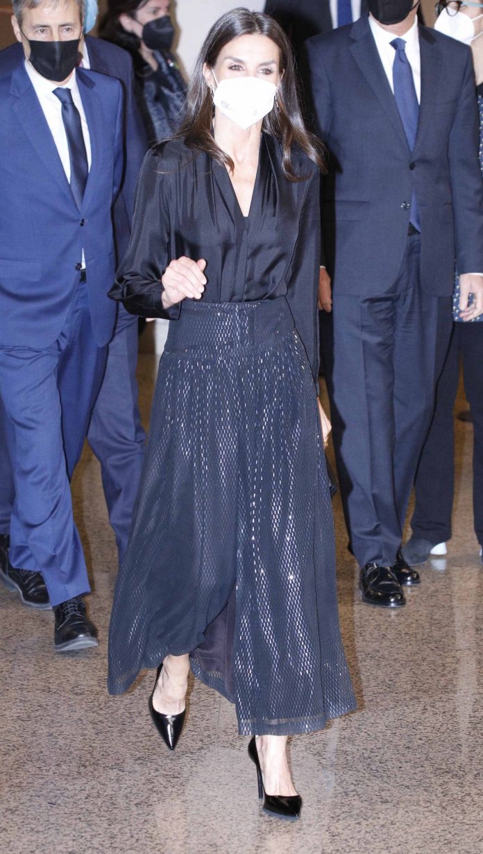 莱后年度第3次穿婆婆旧衣，这是穷到买不起新衣服，还是节俭入骨