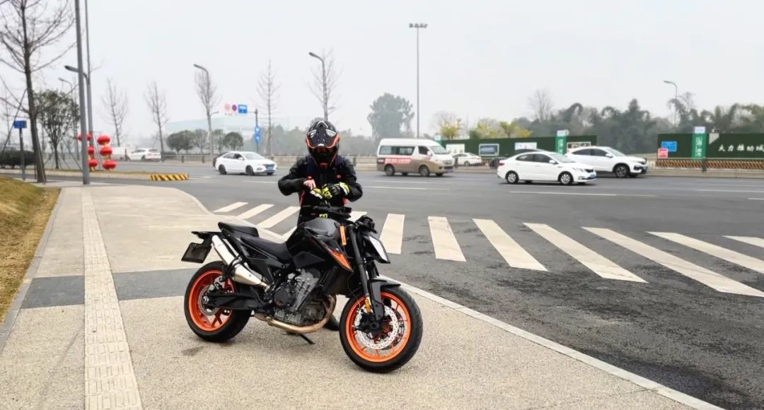 新款雅马哈yzfr3怎么样,雅马哈YZF-R25测评