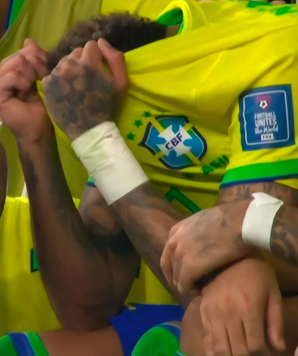 巴西对墨西哥内马尔受伤,内马尔伤退脚踝肿胀替补席上落泪