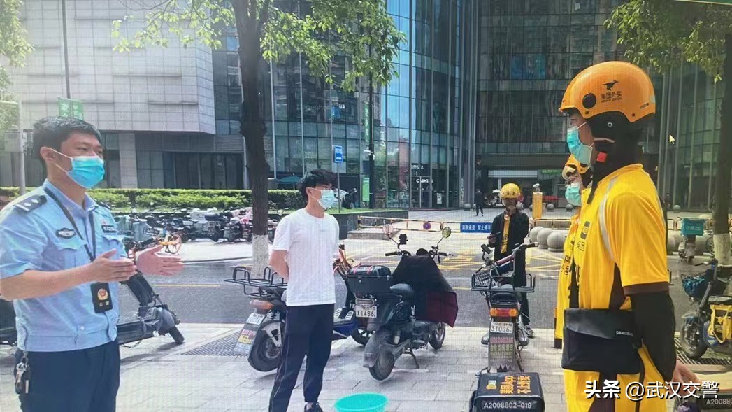 交警开展外卖一盔一带宣传活动,一盔一带交警大队安全提示