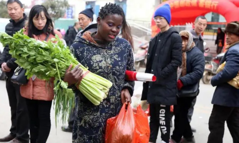 23岁非洲姑娘嫁41岁河南农民，婚后交流全靠比划，如今种花椒致富