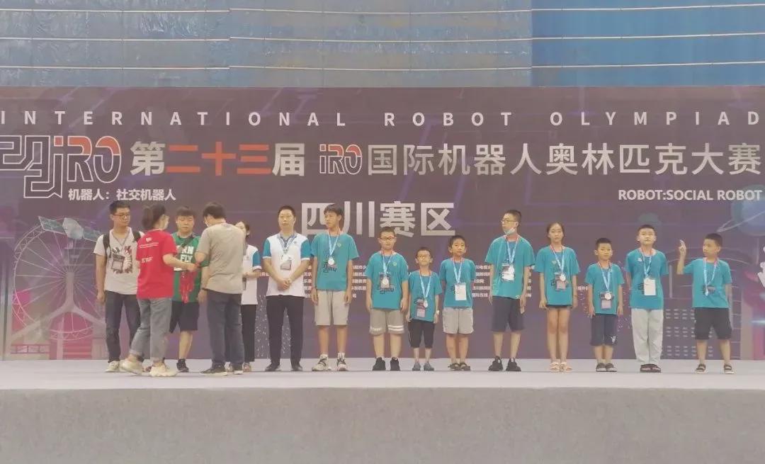 拿奖到手软的学生,拿奖状拿到手软