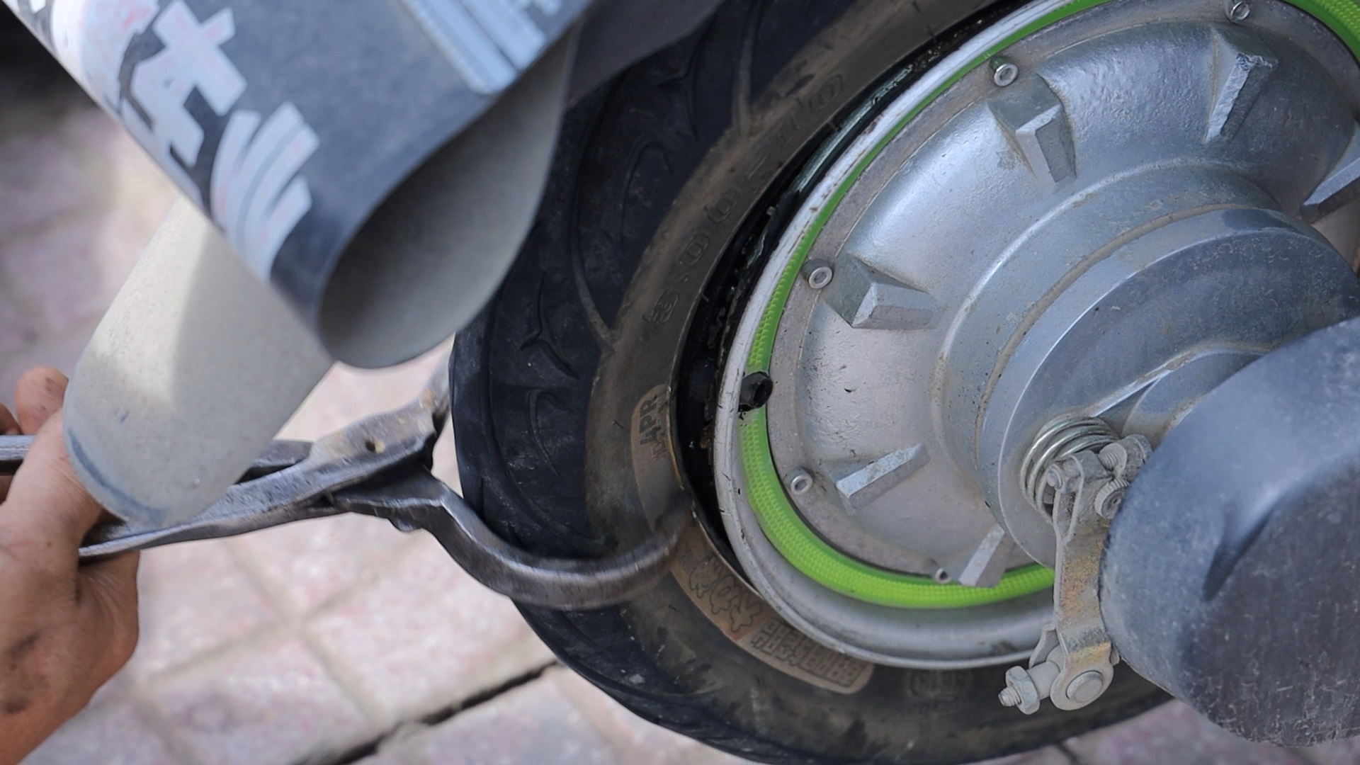 电动自行车轮胎查不到漏气的地方,电动自行车轮胎怎么老是漏气