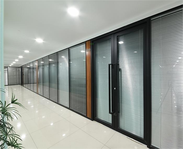 矮墙玻璃隔断效果图,单层百叶隔断墙装修设计