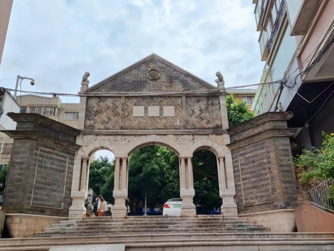 昆明翠湖春晓的那块石碑照片,翠湖牌坊