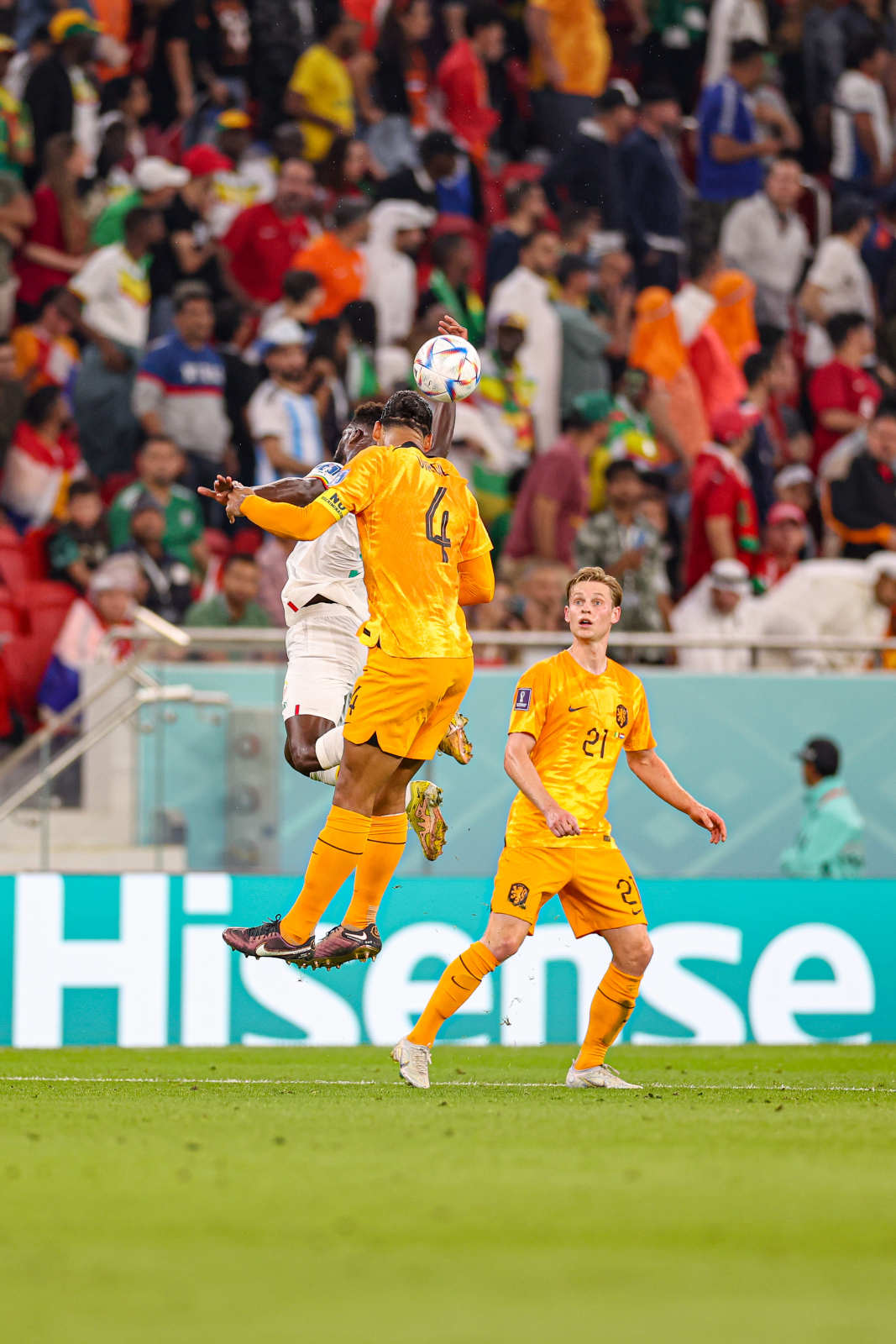 欧洲韩国队？荷兰大将龙抓手引争议：对方被担架抬出外国球迷群嘲