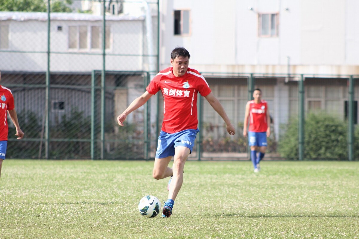 范志毅怼球迷拿那么多钱你妒忌啊,范志毅踢球时脾气