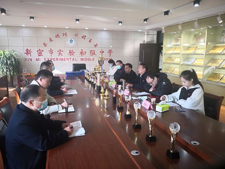 新密市校园足球,阳光体育快乐足球黑板报