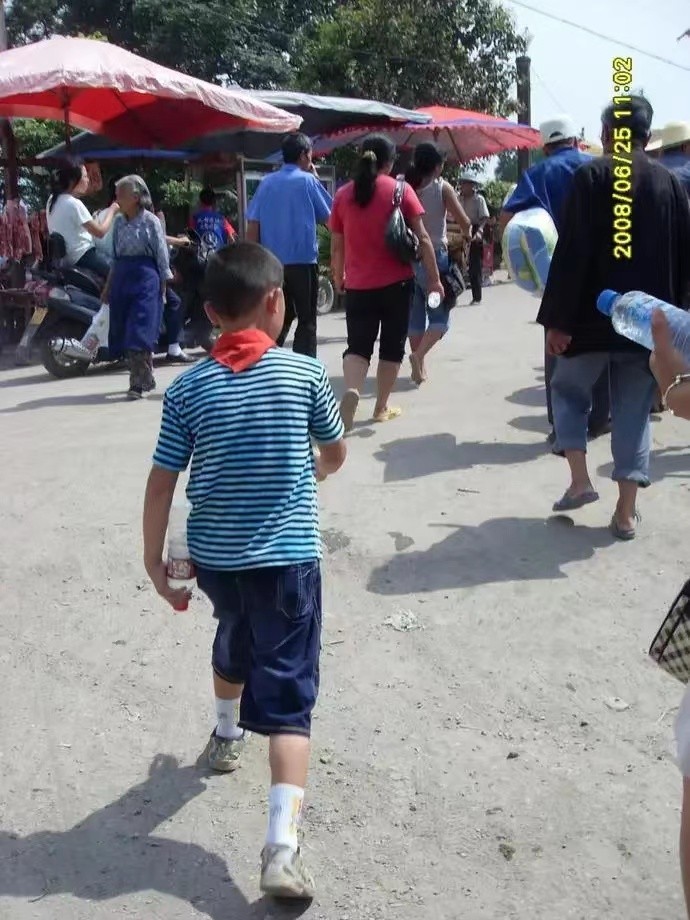 汶川地震后励志要当空降军的男孩,08年汶川地震第一次到灾区的部队