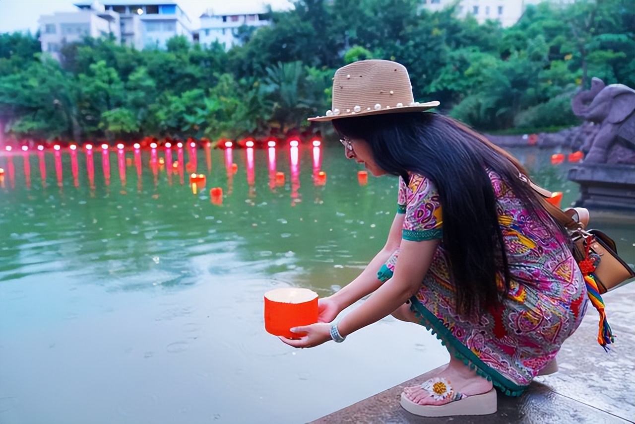 云南西双版纳曼听公园有泰国韵味,西双版纳曼听傣族村寨风景