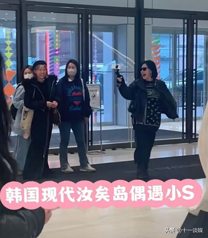 韩国街头偶遇小S，44岁穿高中校服坐旋转木马，被网友吐槽装嫩