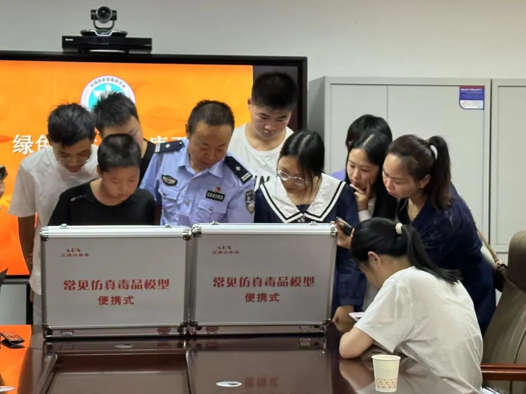 新县公安“走进警营筑梦启航”民辅警子女升学祝捷活动举行