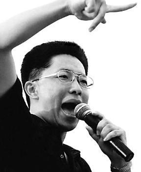 10年前,那个曾教3亿人疯狂英语,被曝家暴丑闻的李阳,如今怎样了