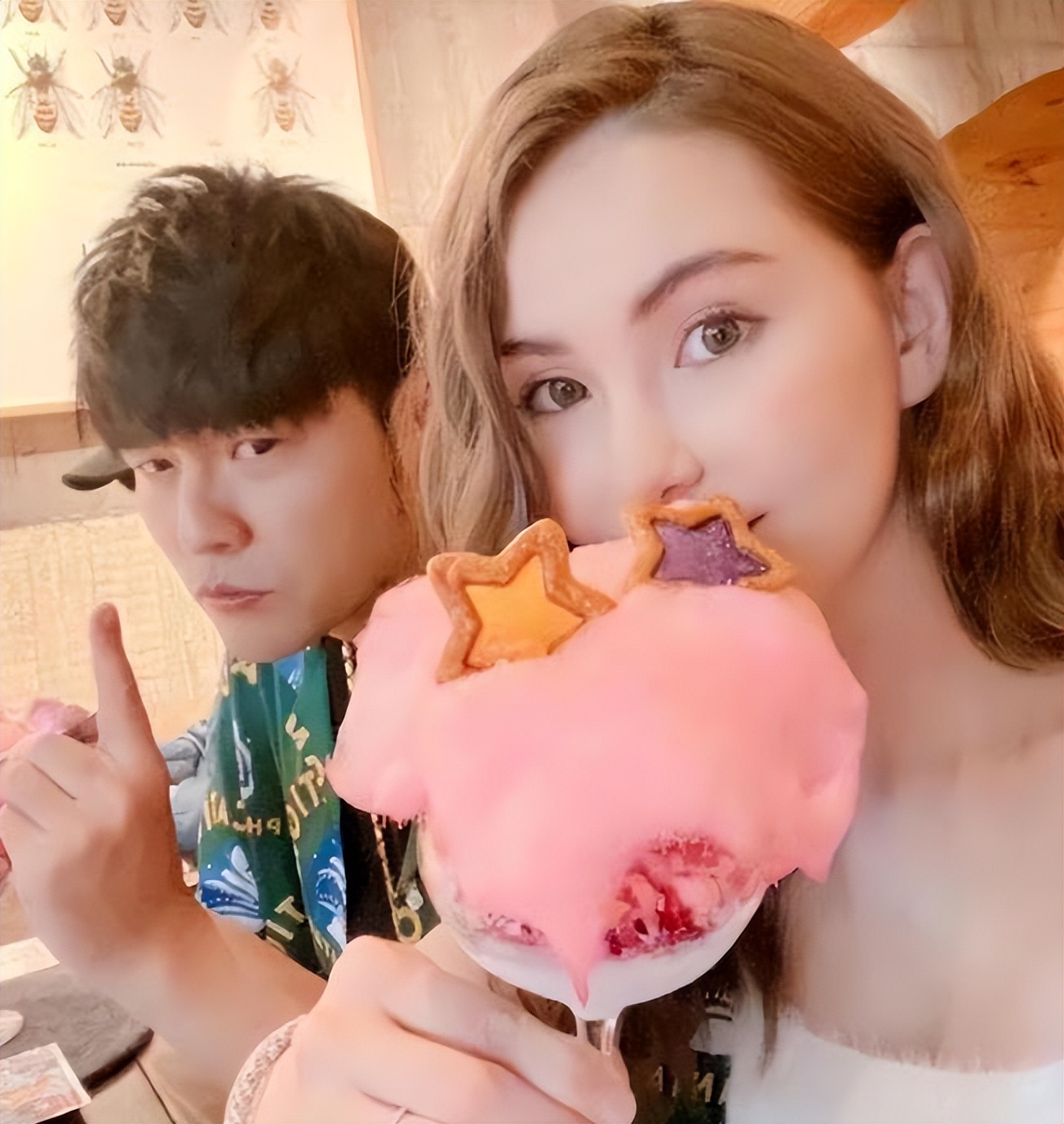 昆凌晒与周杰伦甜蜜合照,昆凌周杰伦同台最新照片