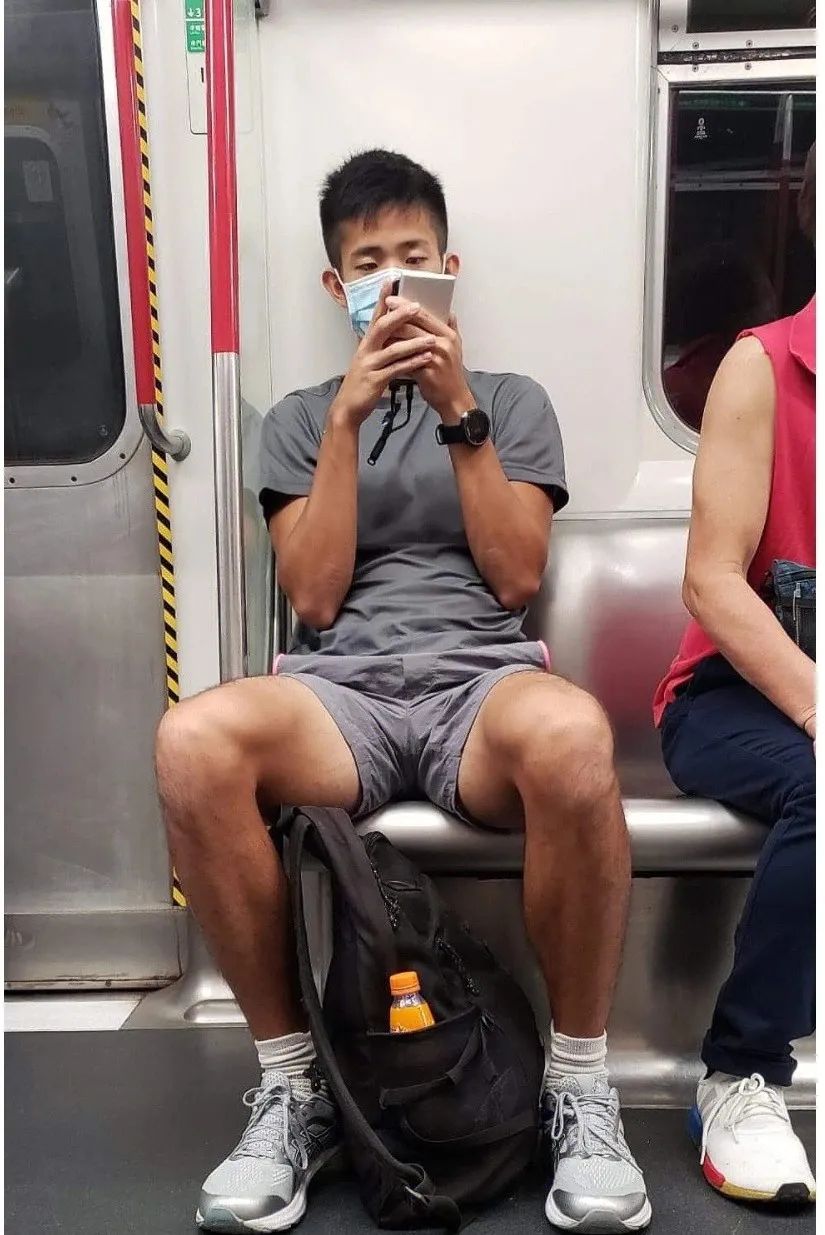 网友在路上拍到高中生,网友拍下地铁上一幕