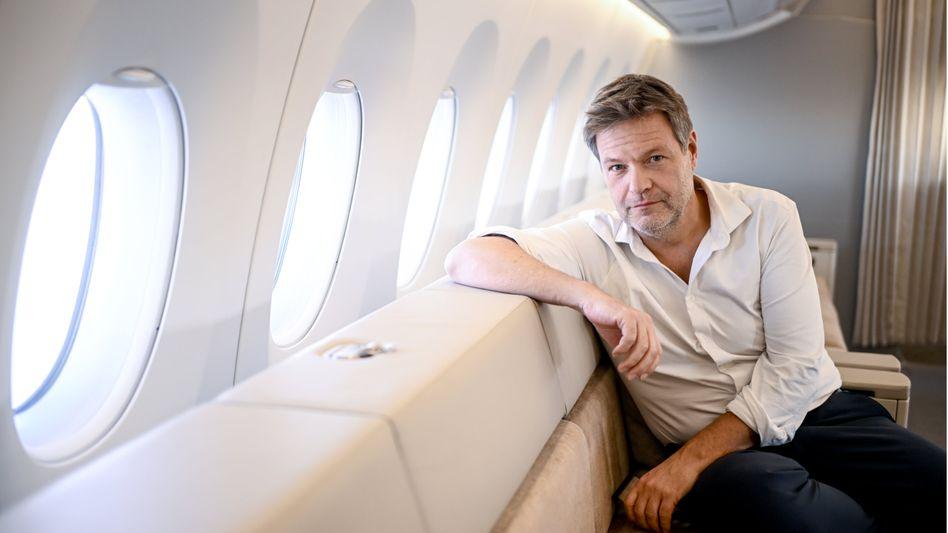 包庇丑闻亲信，为减碳让人别出门旅游，德国副总理哈贝克要凉？