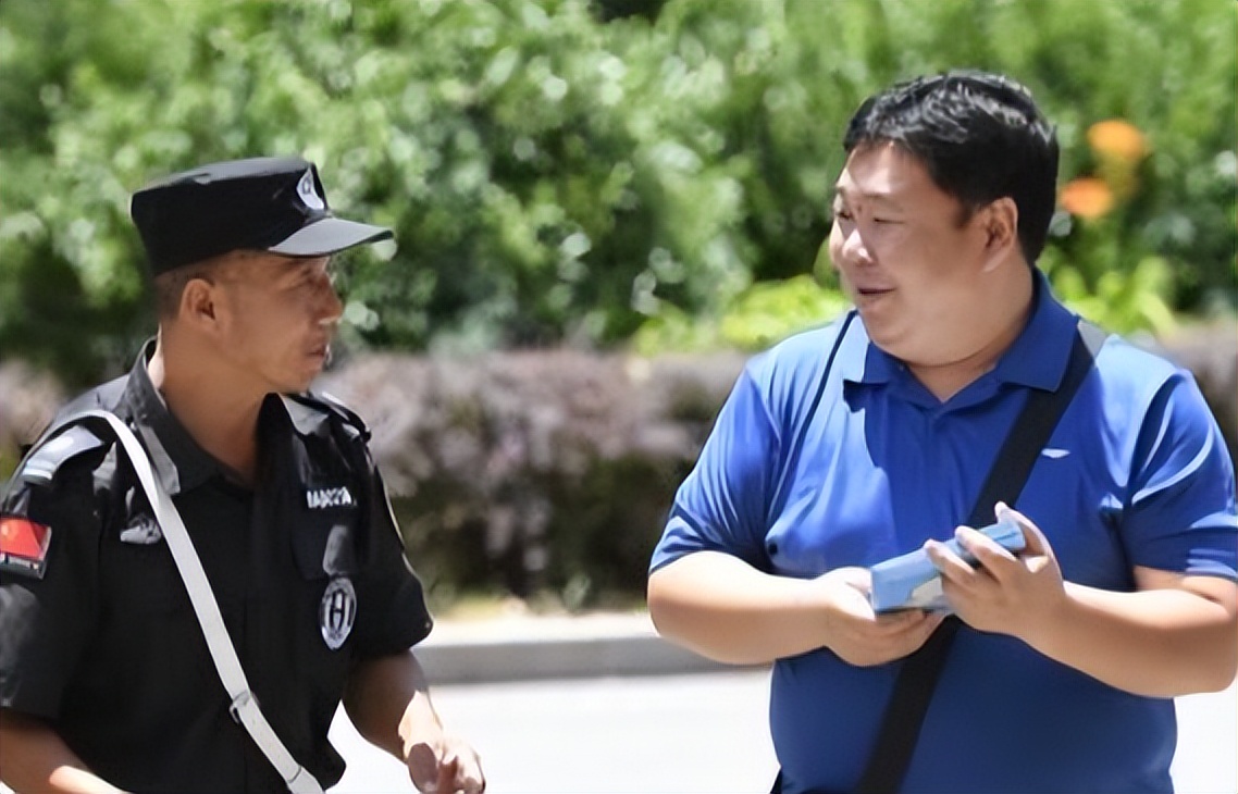 凭初中学历54岁保安写出40万字小说，被选入“中国当地文学库”！