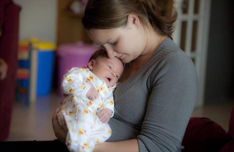 戒奶宝宝半夜醒来用不用喂奶粉,戒奶后宝宝半夜还是醒来哭