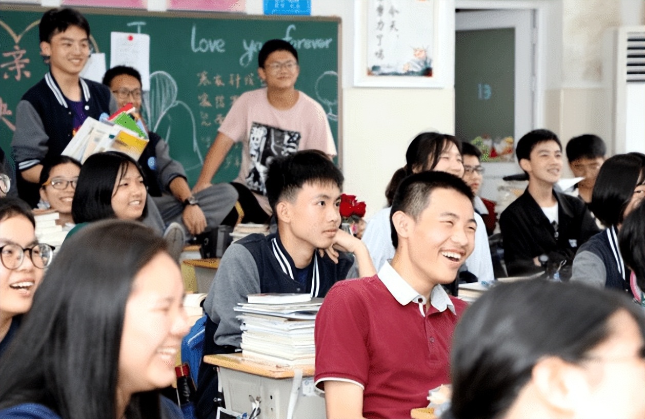 关于私立学校收费太高的最新政策,为什么私立学校比公立学校学费高