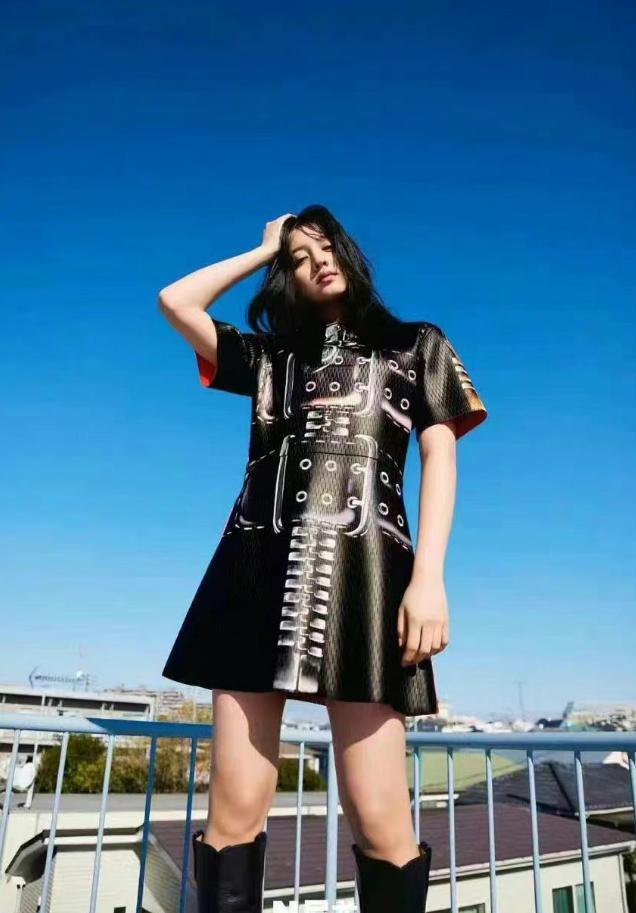 LV太不给面子！刘亦菲看秀位置偏周冬雨都找不到人，却独宠赞达亚