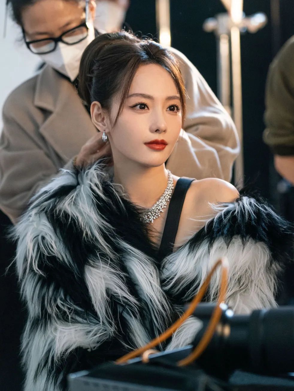 张嘉倪黑裙和网红同框,张嘉倪风波后首晒美照